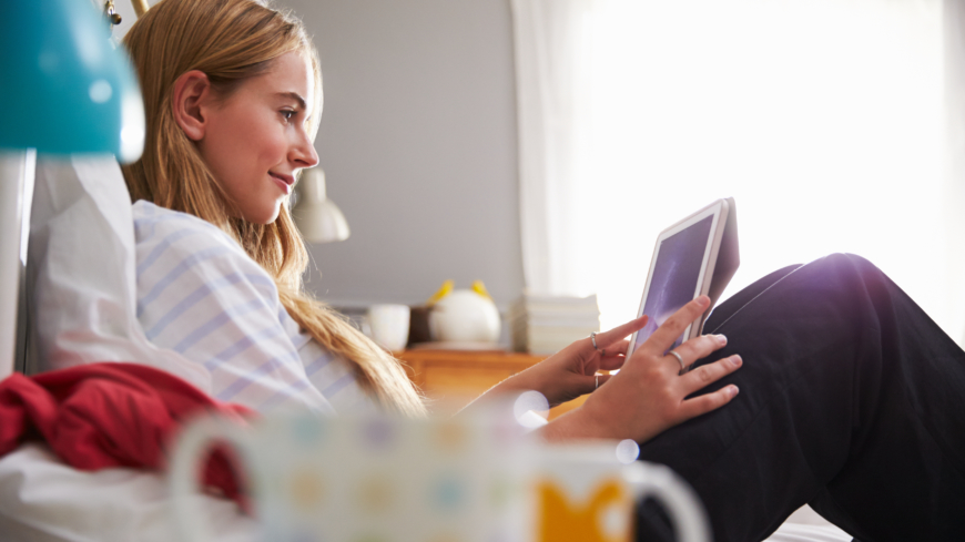 Att välja bort studier och familj och vänner kan vara tecken på internetmissbruk, något som kan börja sakta för att sedan eskalera. Foto: Shutterstock